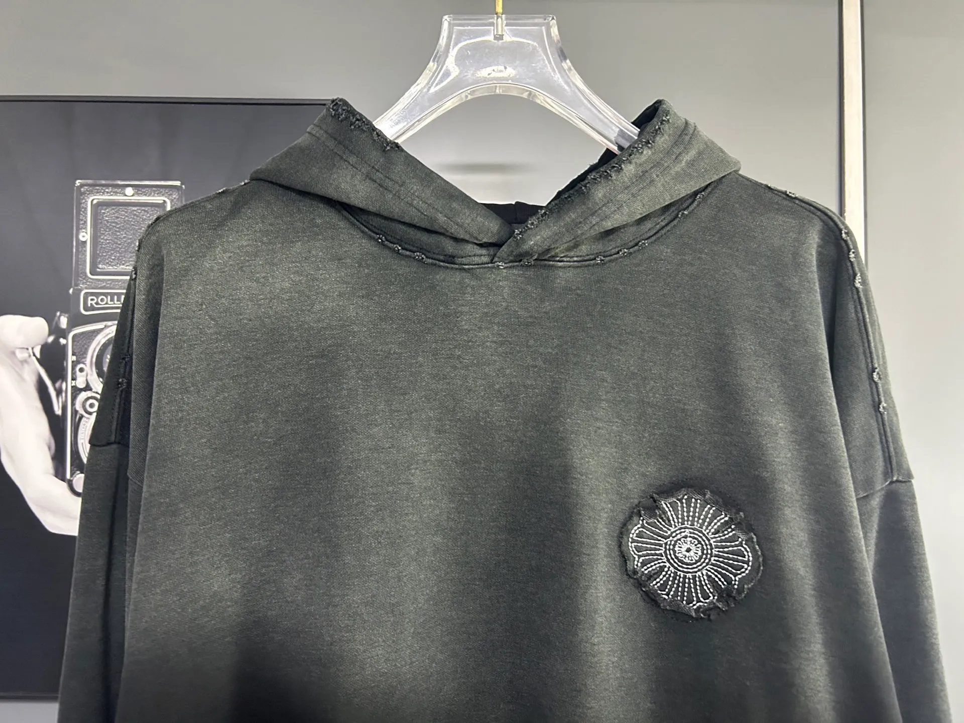 P310 𝗖𝗵𝗿𝗼𝗺𝗲 𝗛𝗲𝗮𝗿𝘁𝘀/Cro Heart 2025 Cross Patch Embroidery Summer New Original Single Counter American Acid Washed Distressed Laser Burnt Patch Embroidery Couple Casual Hooded Sweatshirt 👑The highest version! Customized fabric 440g tripe terry fabric! American acid-washed and distressed original fabric laser burnt ✟appliqué embroidery and exquisite embroidery of letters! The best-selling model at the counter. It is very comfortable to wear. It is low-key yet luxurious. It is very classy when worn. The large size and tailoring are needless to say. The upper body is exquisite and vivid. 👍High-end first-class materials. A truly palace-level product. The cotton from Turkey is of outstanding quality. After heavy washing, the clothes are very soft! Not picky, the upper body is absolutely stylish and extremely luxurious. Auxiliary materials: The original model has been authenticated and labeled ➕100% silk washed with water label. Genuine purchase-grade original hangtag➕matching hanging rope➕3D hanging beads➕original packaging bag. Craftsmanship: The original version has consistent wiring! The highest version of the armhole matching technique! Countless times of pattern making to 100% restore the original appearance! The correct version is the same for men and women, super eye-catching, super good-looking, and super atmospheric! Color: White Black Royal Blue Size, XS S M L